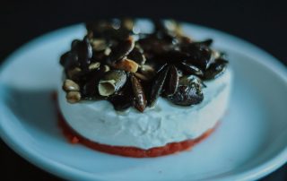 Ein mit Kürbiskernen überzogener Kuchen auf einem weißen Teller, hergestellt von einer Mietköchin aus Bremen