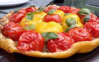 Eine Tatin Tomates auf einem Tisch, die von einem Mietkoch mit Zutaten der französischen Küche zubereitet wurde.