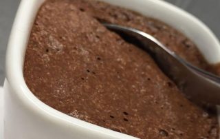 Mousse au chocolat in einer weissen Schale mit Löffel