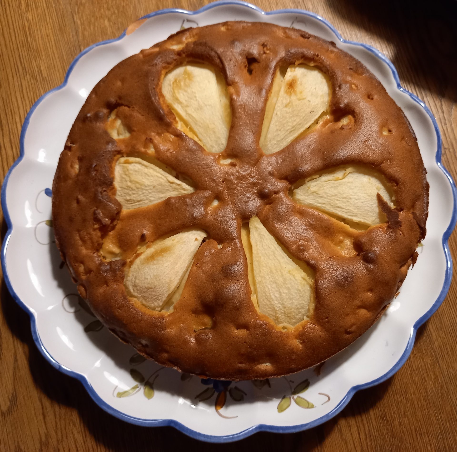 Runder Birnenkuchen aus der französischen Küche auf einem Teller präsentiert