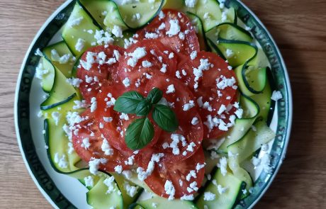 Teller mit Zucchini und Tomaten sehr dünn geschnitten