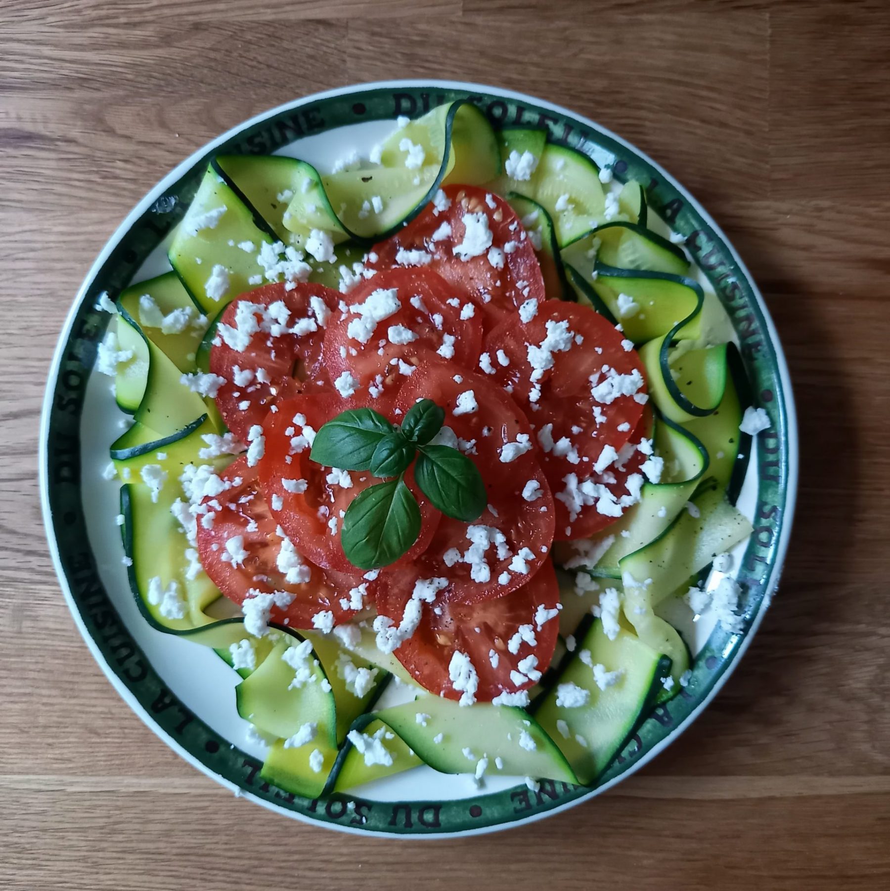 Teller mit Zucchini und Tomaten