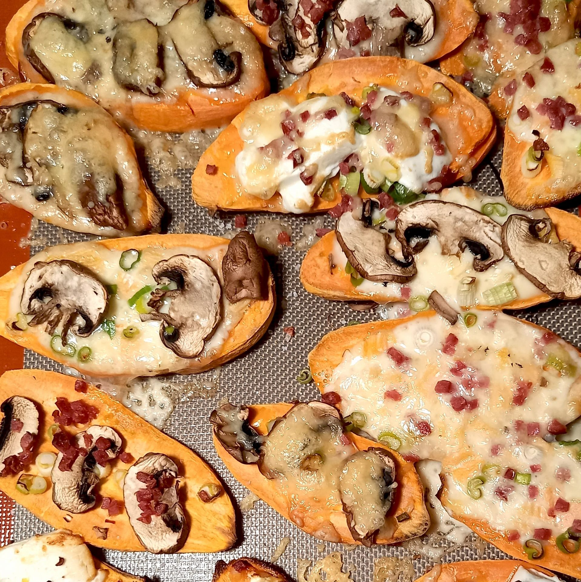 Süßkartoffelscheiben mit unterschiedlichem Belag gratiniert