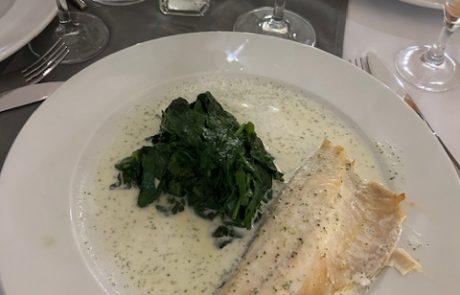 Fisch Bitter ist Wow Teller mit Wolfsbarschfilet und Spinat