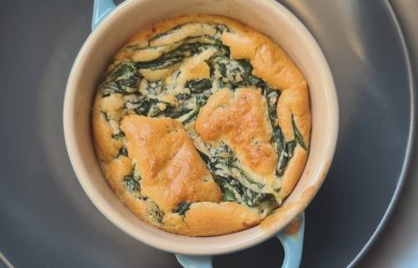 Spinatsoufflé in einem individuellen blauen Schälchen