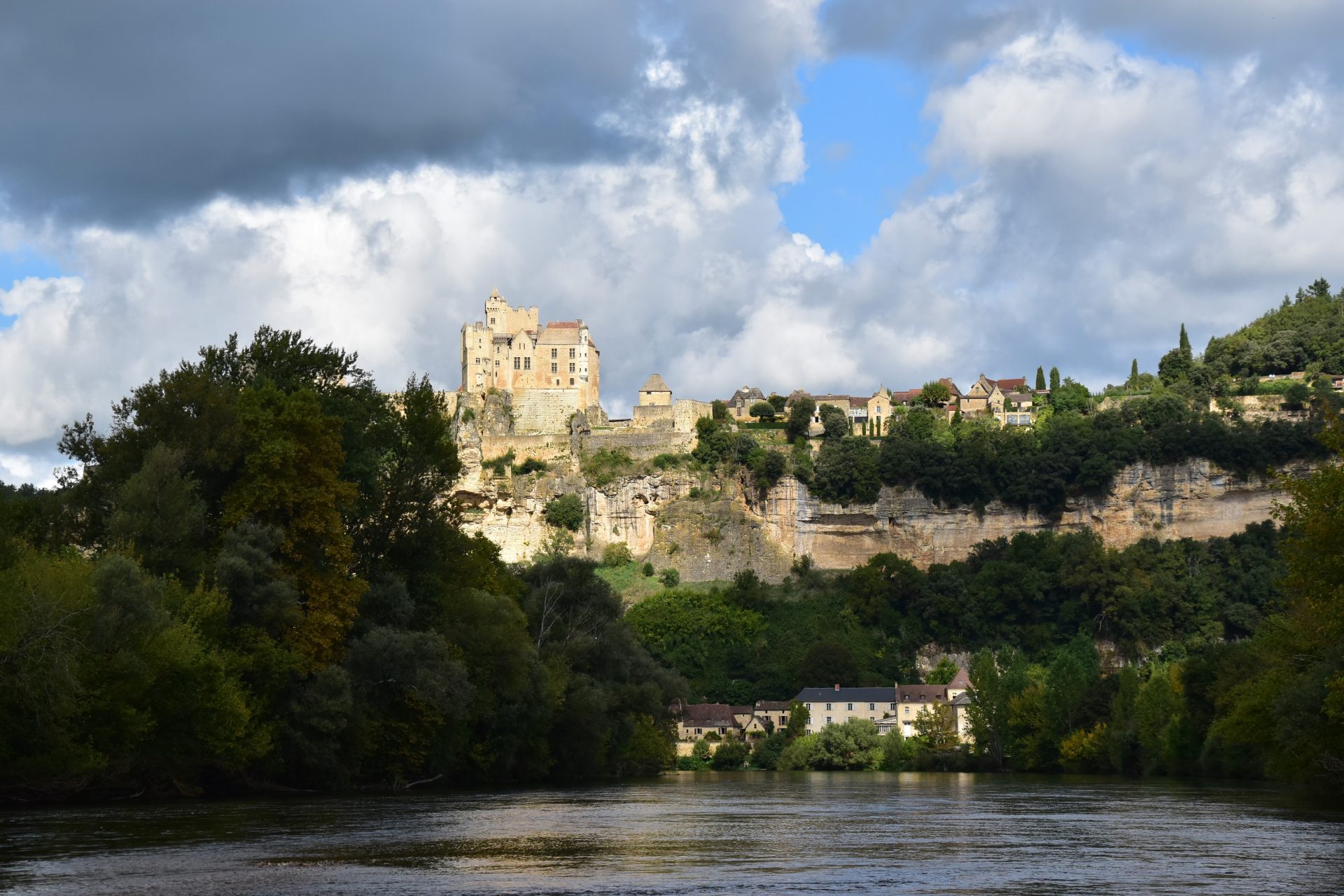 Eine Burg am Rande des Fluss Dordogne