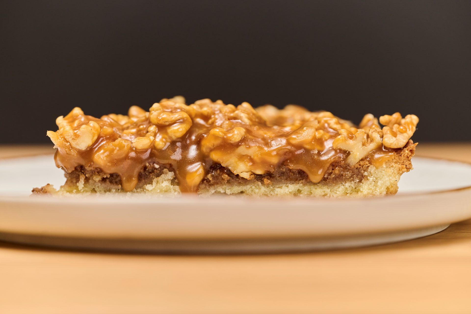 Kuchen mit Walnüssen und Karamell im Schnitt